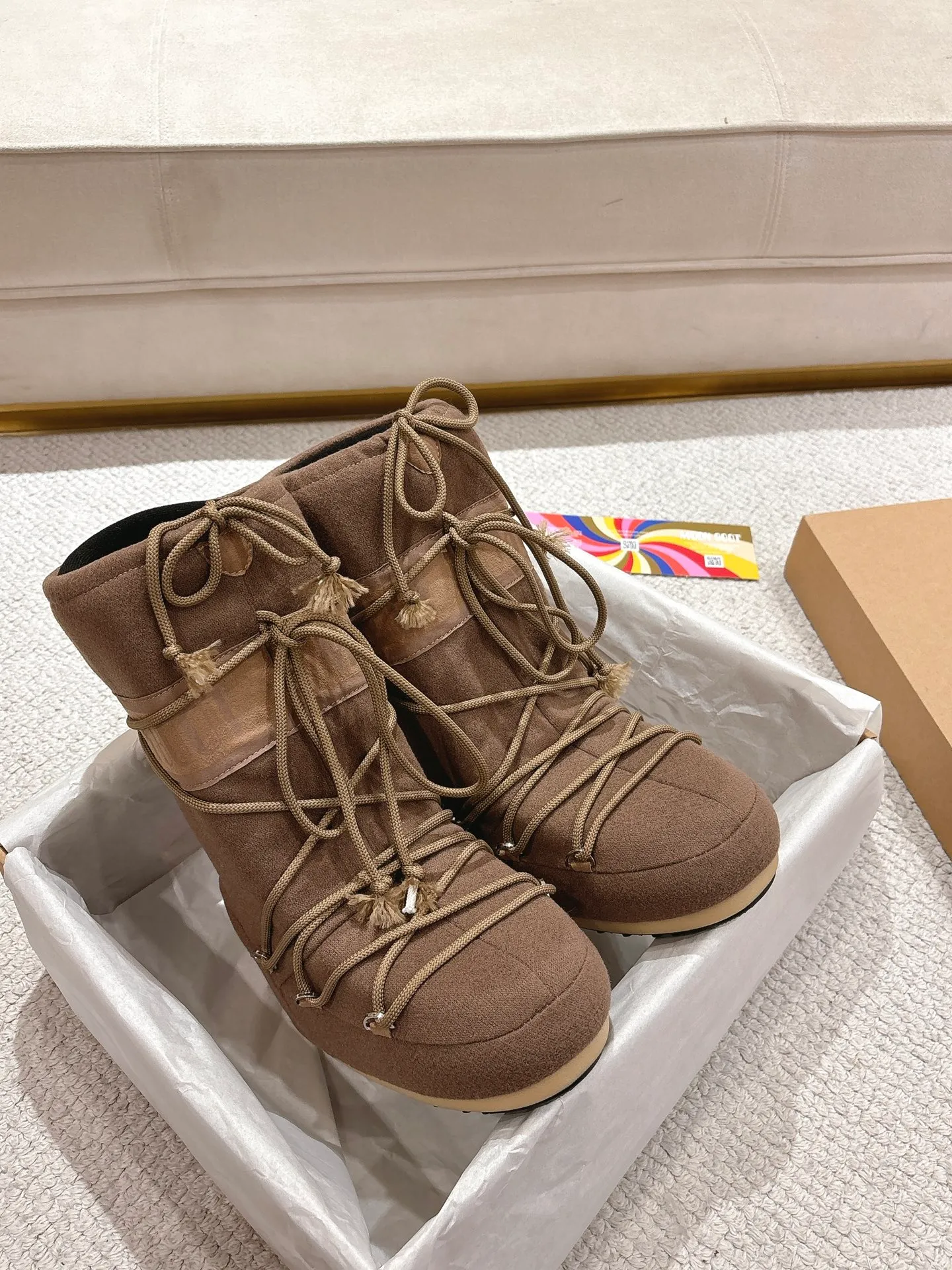 p660 [Exclusive top quality | New upgrade] Moon Boot 2025 autumn and winter hot snow boots are here! Don’t just focus on UGG anymore, fashionistas have already changed to these "ugly moon boots" ✨ 🔥Forget UGG! The Moon Boot that was once popular throughout the millennium is back! At that time, Paris Hilton, Victoria Beckham and other top icons were wearing it. Now with the strong return of the Y2K trend, the same QQ show outfit is a must-have for young people!  👢Hidden within 4cm, the legs are slimmer. 💫Looks fluffy, but actually looks slimmer. ❄️Full marks for thermal insulation, no longer cold in winter. 🌟Same style for men and women, regardless of left or right, easy to match. Don’t look at it’s cute appearance, but it instantly transforms into a trend focus! If you want both warmth and style, this is a must-have! ❶Material: original customized nylon cloth ❷Lining: original 100% silk cotton liner ❸Feet: original 100% silk cotton liner ❹Outsole: original molded two-color non-slip outsole ❺Sole thickness: 4cm (including inner height increase) ❻Code number: 35/38; 39/41 ❼Packaging: original full set of packaging ☀Color: official website updated simultaneously